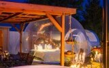 Hot Tub und Bubble Tent im Wellness-Garten