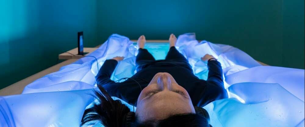 Dry Floating ist eine innovative Entspannungsmethode bei der Sie schwerelos in warmem Wasserschweben ohne nass zu werden.