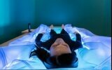 Dry Floating ist eine innovative Entspannungsmethode bei der Sie schwerelos in warmem Wasserschweben ohne nass zu werden.