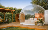 Bubble Tent im Grünen - Übernachten Sie in einem transparenten Bubble TENT mit freiem Blick in den Sternenhimmel. In dem sichtgeschützten Wellness-Garten stehen Ihnen auf über 200qm ein Hot Tub, eine Sauna, eine Sonnenterrasse und eine praktische Outdoor-