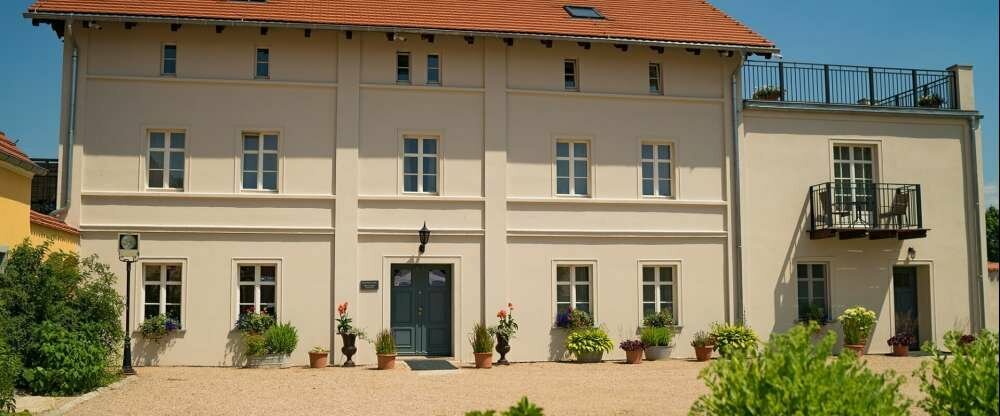 Schloss Lomnitz - Hotel -Außenansicht Inspektorhaus wo sich die Arkadia Zimmer befinden