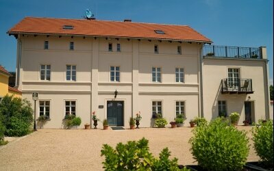 Schloss Lomnitz - Hotel -Außenansicht Inspektorhaus wo sich die Arkadia Zimmer befinden