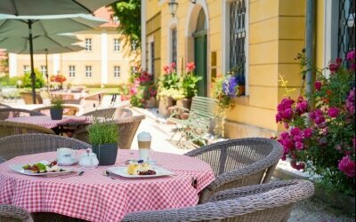 Schloss Lomnitz - Hotel - Eingang und Außenterrasse 