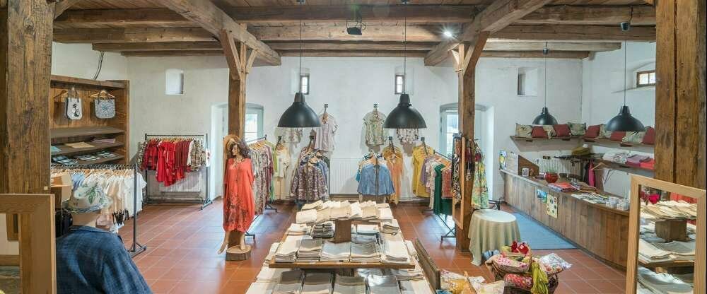 Schloss Lomnitz - Leinladen