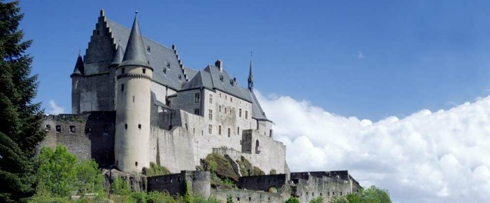 Die Burg in Vianden wurde vom 11. bis 14. Jahrhundert erbaut. Geprägt von den Hohenstaufen, handelt es sich um eine der grössten und schönsten feudalen Residenzen der romanischen und gotischen Zeit in Europa.