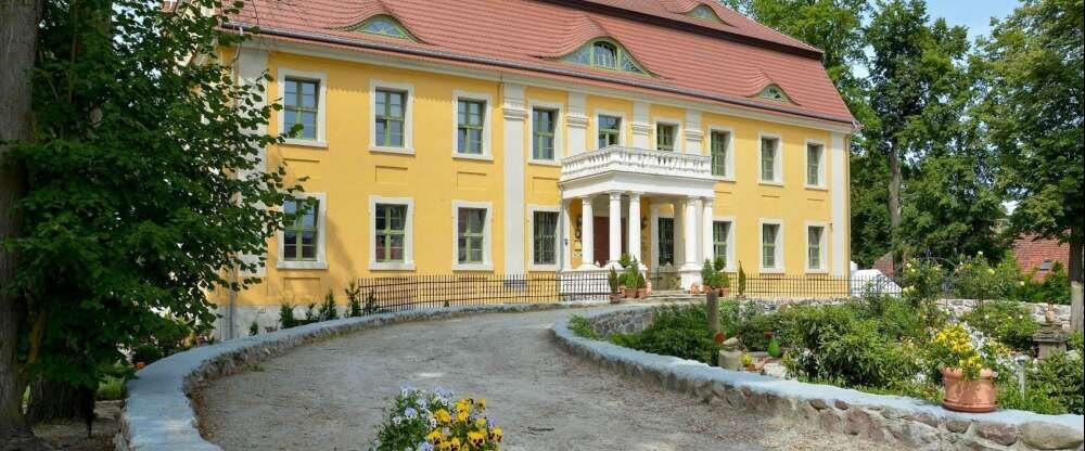 Schlosshotel Wiechlice - Hotel-Außenansicht