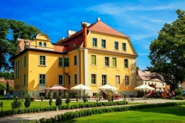 Schlosshotel Wiechlice - Hotel-Außenansicht, Quelle: Schlosshotel Wiechlice