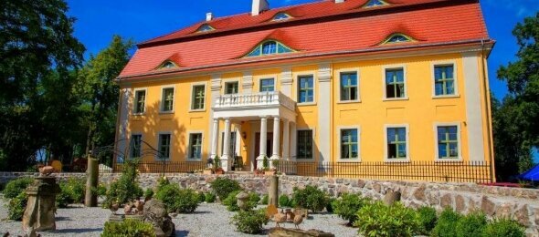 Schlosshotel Wiechlice - Hotel-Außenansicht, Quelle: Schlosshotel Wiechlice