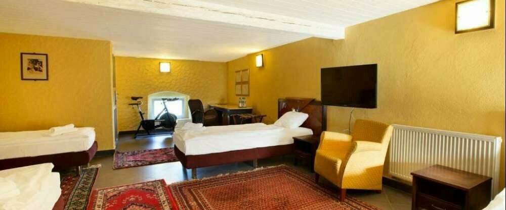 Im Schlossgebäude finden Sie auch Dreibettzimmer, die mit gehobenem Komfort ausgestattet sind. Dazu gehören u.a. 32-Zoll-LED-Fernseher mit SAT-Fernsehen, Duschkabine mit flachem, ebenerdigen Duschbecken, Telefon, Schreibtisch, WLAN 