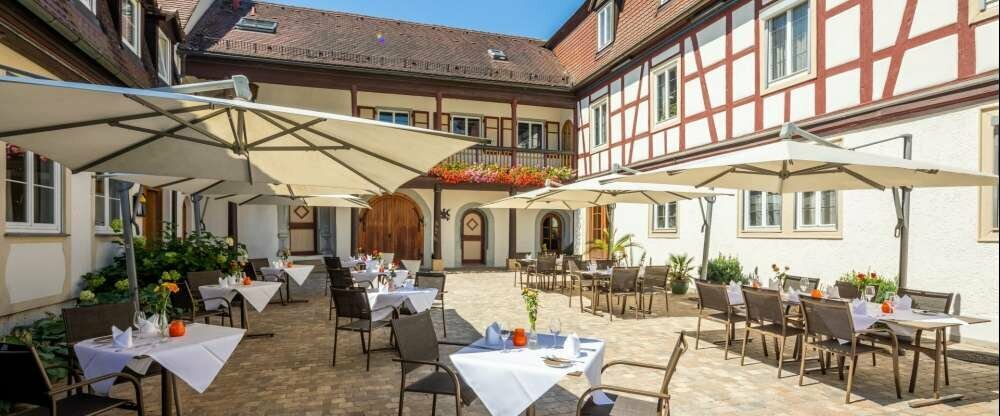 Schlossinnenhof - Hoteleingang und Außenbereich Restaurant
