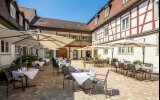 Schlossinnenhof - Hoteleingang und Außenbereich Restaurant