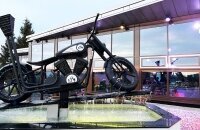 Außenansicht mit Motorrad – Hotel Schöner Asten Resort Winterberg.
