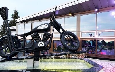 Außenansicht mit Motorrad – Hotel Schöner Asten Resort Winterberg.