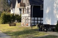 Gebäudeansicht im Grünen – Hotel Schöner Asten Resort Winterberg.