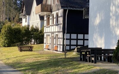 Gebäudeansicht im Grünen – Hotel Schöner Asten Resort Winterberg.