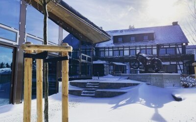 Hotel-Außenansicht im Winter – Hotel Schöner Asten Resort Winterberg.