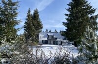 Winterliche Gebäudeansicht – Hotel Schöner Asten Resort Winterberg.