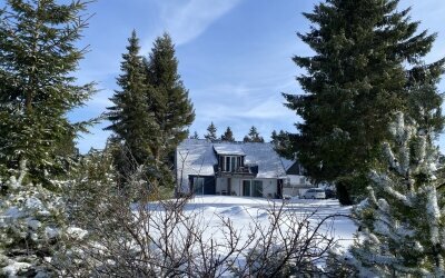 Winterliche Gebäudeansicht – Hotel Schöner Asten Resort Winterberg.