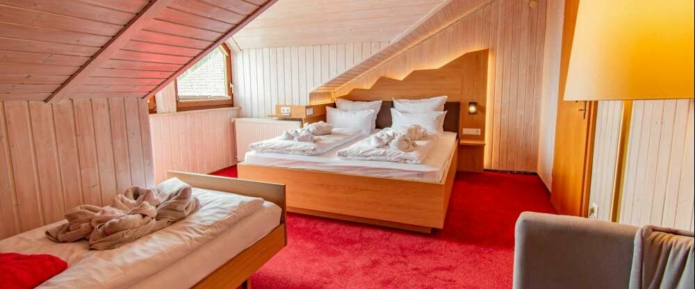 Diese geräumigen Wohnungen, gehalten im klassischen Schwarzwaldstil, sind mit einer Küche inklusive Wohnbereich und einem Balkon versehen, was sie zum idealen Zuhause für längere Aufenthalte mit mehreren Personen macht. Und da sie bei einer höheren Pe