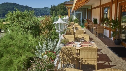 Terrasse mit Blick ins Tal