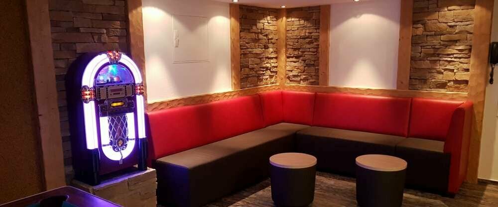 Loungebereich der Bowlingbahn