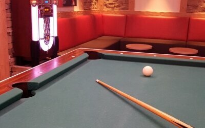 Billard im Loungebereich der Bowlingbahn