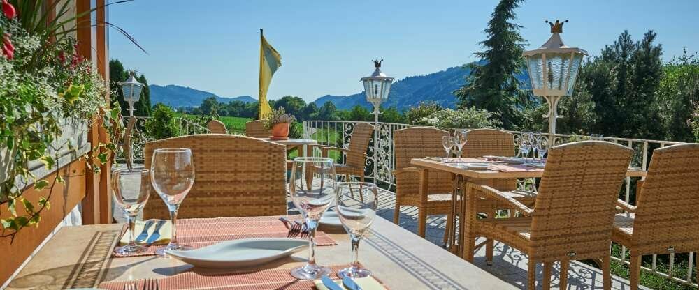Terrasse mit Blick ins Tal