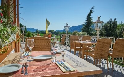 Terrasse mit Blick ins Tal