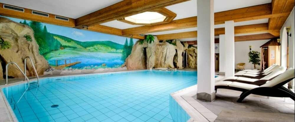 Felsenhallenbad mit Wasserfall