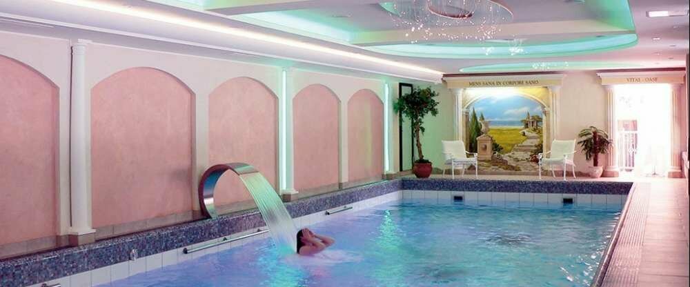 Unser Schwimmbad mit Schwalldusche und Gegenstromanlage. Größe 15 x 5 m.