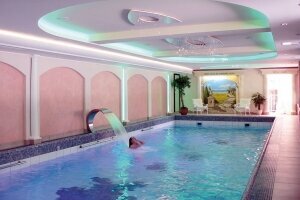Unser Schwimmbad mit Schwalldusche und Gegenstromanlage. Größe 15 x 5 m.