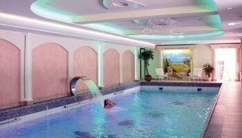 Unser Schwimmbad mit Schwalldusche und Gegenstromanlage. Größe 15 x 5 m.