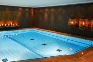 Schwimmbad bei Kerzenschein