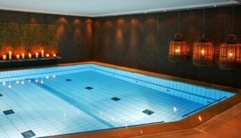 Schwimmbad bei Kerzenschein