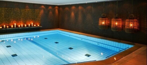 Schwimmbad bei Kerzenschein, Quelle: DER LIPPISCHE HOF