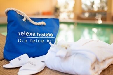 Schwimmbad mit Wellness Tasche, Quelle: relexa hotel Bad Steben