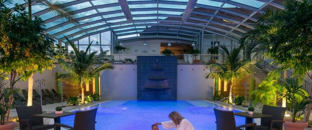 In dem 32 °C warmen Wasser des Erlebnisbeckens können Sie auf Sprudelliegen wunderbar entspannen.