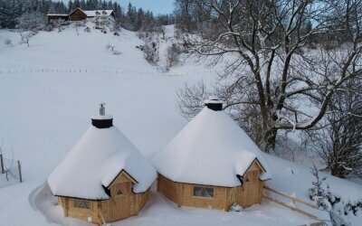 Außen-Sauna mit Schwitzhütte im Winter