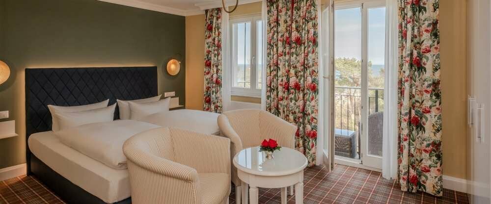 Diese Zimmer zur Seeseite befinden sich in der 1. bis 3. Etage des Haupthauses. Die komfortablen Hotelzimmer sind ca. 25 m² groß. Der Stil der Zimmer wird unterschieden in sommerlich helles Ambiente und modern interpretierter Kolonialstil. Zimmerausst