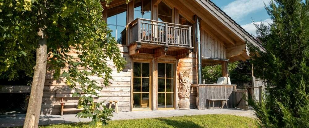 Das Seeblick-Chalet hat eine Wohnfläche von 145m² und ist identisch ausgestattet, wie das Chalet vom Typ 2, mit Wohnraum mit kleiner Küche, Schlafzimmer im Parterre, großem Badezimmer im Parterre, separates Schlafzimmer im 1. Stock mit Balkon und DU/WC, g