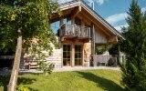 Das Seeblick-Chalet hat eine Wohnfläche von 145m² und ist identisch ausgestattet, wie das Chalet vom Typ 2, mit Wohnraum mit kleiner Küche, Schlafzimmer im Parterre, großem Badezimmer im Parterre, separates Schlafzimmer im 1. Stock mit Balkon und DU/WC, g