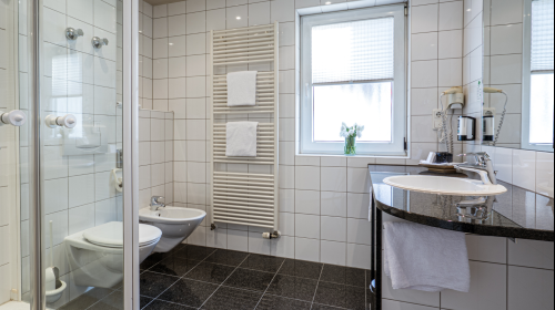 Seehotel Niedernberg - Das Dorf am See - Badezimmer