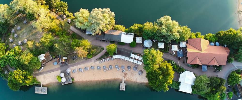 Seehotel Niedernberg - Das Dorf am See - Hotel-Außenansicht