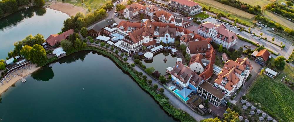Seehotel Niedernberg - Das Dorf am See - Hotel-Außenansicht