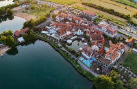 Seehotel Niedernberg - Das Dorf am See - Hotel-Außenansicht
