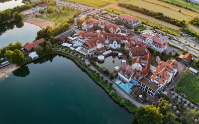 Seehotel Niedernberg - Das Dorf am See - Hotel-Außenansicht