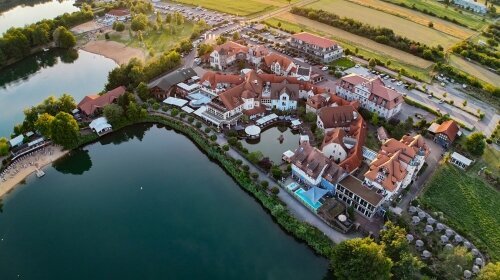 Seehotel Niedernberg - Das Dorf am See - Hotel-Außenansicht