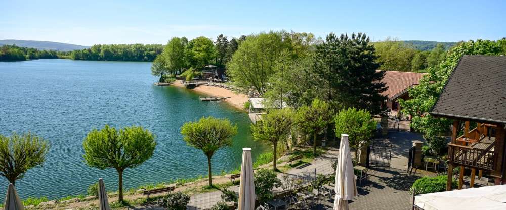 Seehotel Niedernberg - Das Dorf am See - Hotel-Außenansicht