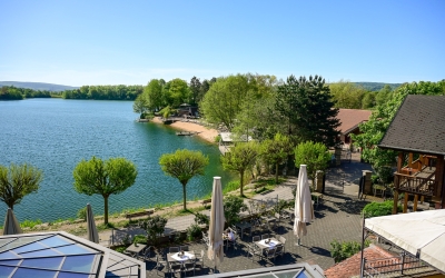 Seehotel Niedernberg - Das Dorf am See - Hotel-Außenansicht