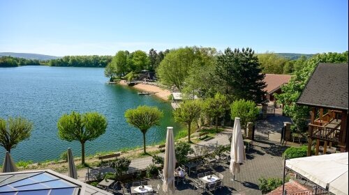 Seehotel Niedernberg - Das Dorf am See - Hotel-Außenansicht